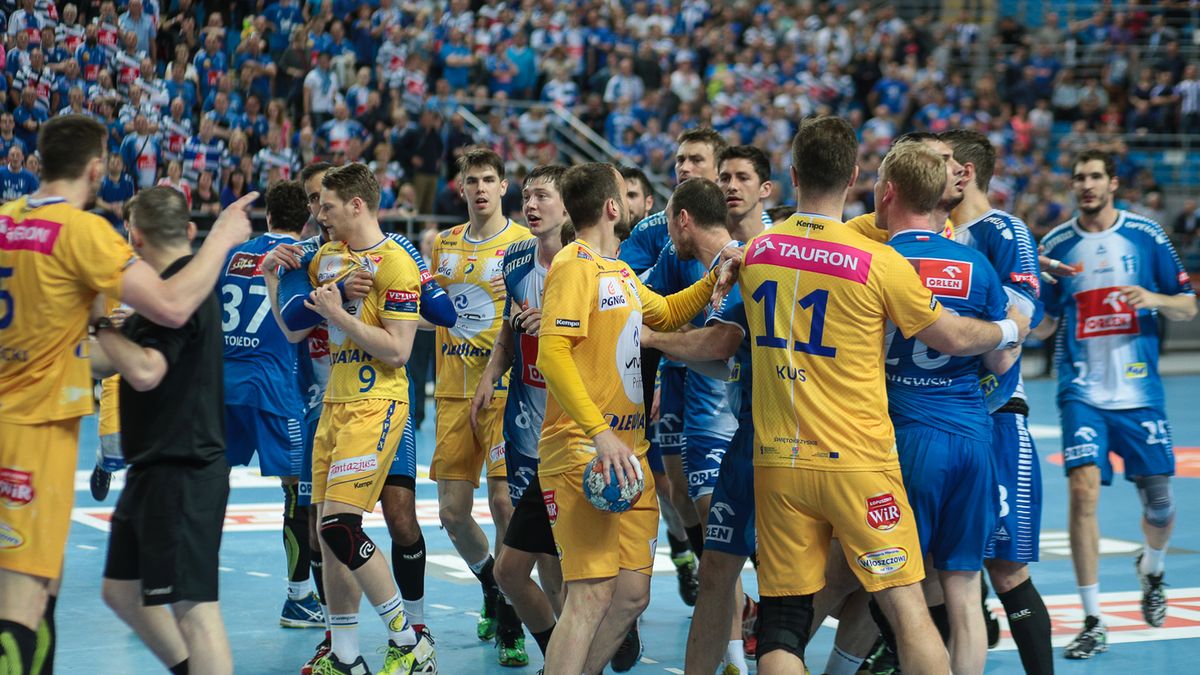 zawodnicy PGE VIVE Kielce oraz Olen Wisły Płock