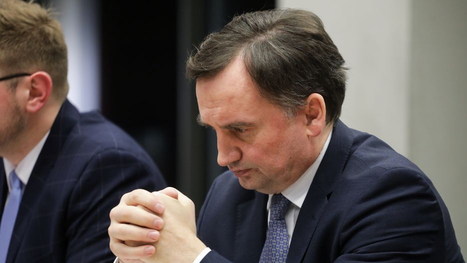 Warszawa, 12.12.2022. Minister sprawiedliwości, prokurator generalny Zbigniew Ziobro na posiedzeniu sejmowej Komisji Sprawiedliwości i Praw Człowieka, 12 bm. w Sejmie w Warszawie. Komisja zajmuje się zaopiniowaniem poselskiego wniosku o wyrażenie wotum nieufności wobec Ministra Sprawiedliwości Zbigniewa Ziobro. (ad) PAP/Albert Zawada