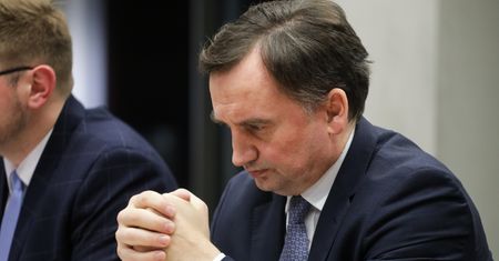 Krzyki i wyzwiska. Awantury na komisji. Głosowanie po sześciu godzinach