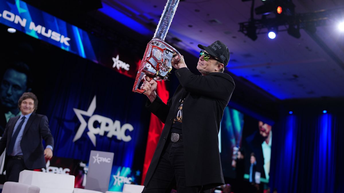 Elon Musk z piłą łańcuchową symbolizującą deregulację w USA