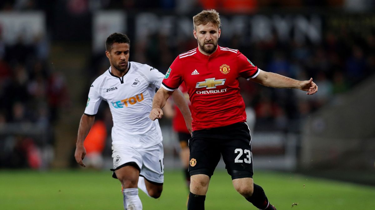 Reuters / Paul Childs / Na zdjęciu: Wayne Routledge (z lewej) i Luke Shaw (z prawej)