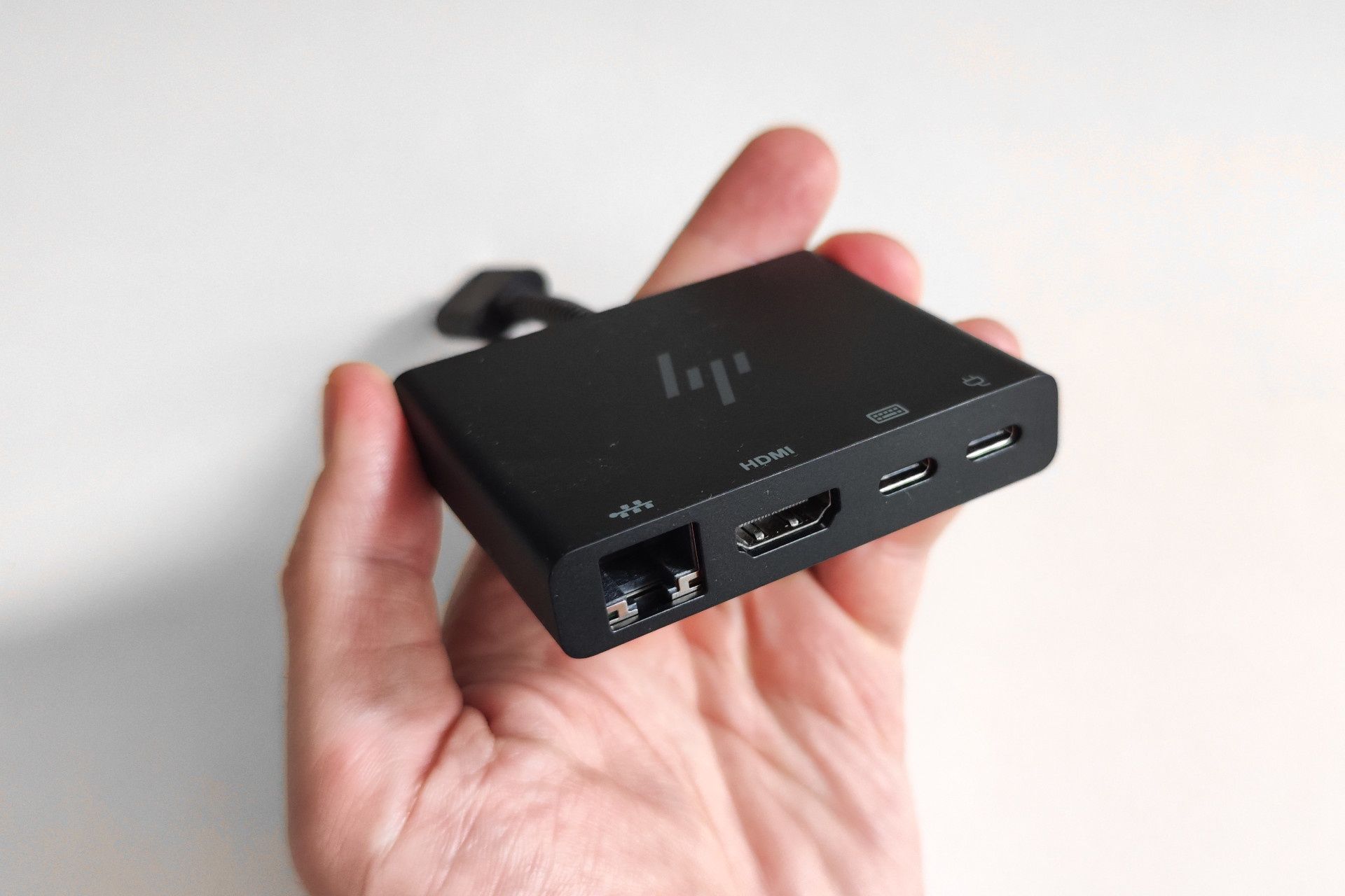 W zestawie znajdziemy adapter do podłączenia komputera pod HDMI