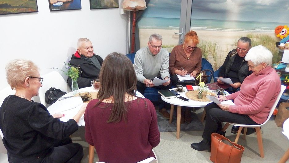 Starachowiccy seniorzy z Rady Seniora w społecznej kawiarence ustalali przygotowania do wigilii