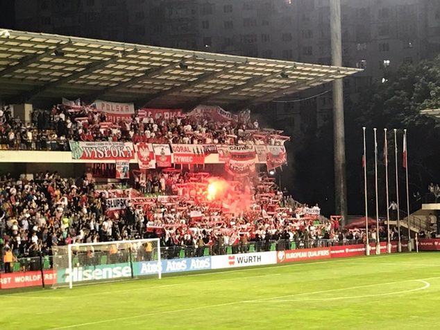 Polscy kibice na trybunach stadionu w Kiszyniowie. Przez cały mecz prowadzili głośny doping, po spotkaniu puściły im emocje