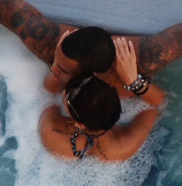 Rihanna z Chrisem w jacuzzi! (ZDJĘCIA)