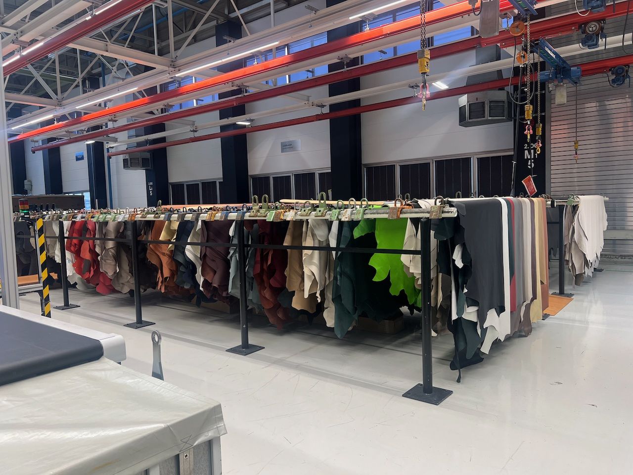 Die Lederwerkstatt in der Manufaktur bietet viele Arten von Leder und deren Farben.