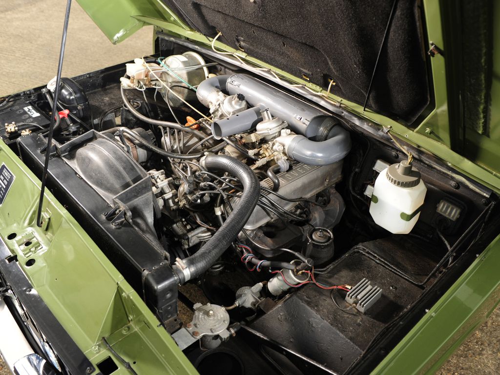 Podstawowym silnikiem Range Rovera był benzynowy motor V8 3.5. Później pod maskę trafiły większe i mocniejsze benzyniaki, a także niezwykle rzadko spotykane diesle