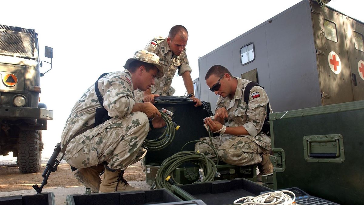 Zagraniczne misje wymusiły na polskiej armii zakup pierwszych terminali satelitarnych. Teraz technologia łączności jest rozbudowywana.