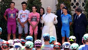 Wyjątkowy moment na Giro d'Italia. Kolarzy powitał... papież