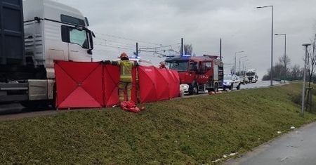 Ogromna tragedia w Częstochowie. Ciężarówka ciągnęła pieszego przez kilkaset metrów