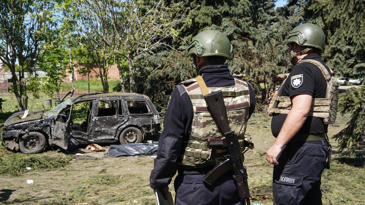 Zołocziw, Ukraina, 01.05.2024. Zniszczenia po rosyjskim ataku pociskami kierowanymi w miejscowości Zołocziw w obwodzie charkowskim, 1 bm. Trzy osoby zginęły a cztery zostały ranne w wyniku rosyjskich ostrzałów obwodów charkowskiego na północnym wschodzie i w obwodzie donieckim na wschodzie Ukrainy. Trwa inwazja Rosji na Ukrainę. (jm) PAP/Mykola Kalyeniak ***Do tego materiału zdjęciowego dostępna jest również depesza w systemie CSI, pt.: Ukraina/ Trzy osoby zginęły w ostrzałach obwodów na wschodzie***