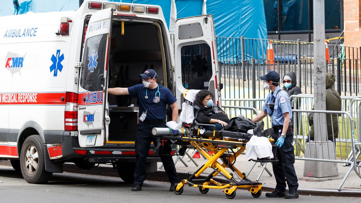Zdjęcie okładkowe artykułu: PAP/EPA / JUSTIN LANE / Pacjentka odwożona do szpitala w Nowym Jorku