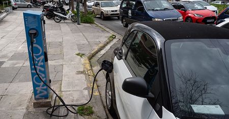 Rekordowe ceny paliw. Europejczycy uciekają w elektryki