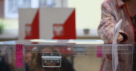 Co pokażą wyniki exit poll? Drugie "głosowanie" w wyborach odbywa się przed siedzibami komisji