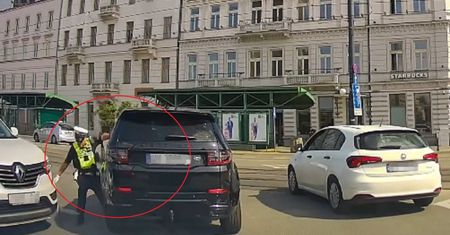 Dramatyczne nagranie ze stolicy. Policjant leżał na drodze