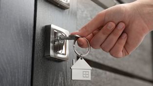 Wracasz sprawdzić, czy zamknęłaś drzwi? Eksperci wskazują powód