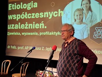 Najmłodszy uzależniony pacjent miał 4 lata. Nie rozstawał się ze smartfonem. 30 lat Towarzystwa Zapobiegania Narkomanii w Słupsku