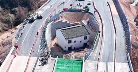 Odmówił przeprowadzki. Teraz mieszka na środku drogi w Chinach