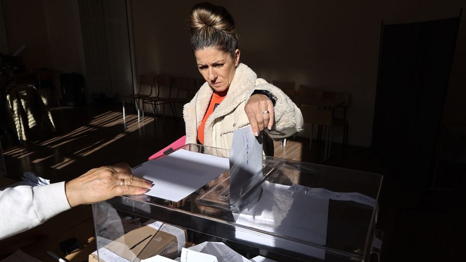 Bulgaria holds parliamentary elections
GEORGI LICOVSKI
rooms, polling station, voting, boxes