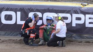 Poznań: Na Golęcinie żużlowe derby do jednej bramki. Było pięć powtórek i jeszcze więcej upadków. Karetka wyjeżdżała na tor częściej niż polewaczka.