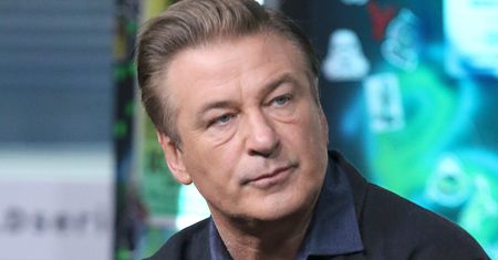 Zdruzgotany Alec Baldwin rozmawia przez telefon chwilę po ŚMIERTELNYM POSTRZELENIU kobiety na planie (ZDJĘCIA)