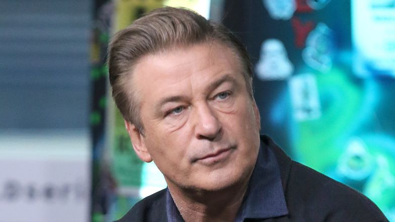 Zdruzgotany Alec Baldwin rozmawia przez telefon chwilę po ŚMIERTELNYM POSTRZELENIU kobiety na planie (ZDJĘCIA)