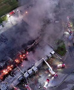 Pożar hali na Pomorzu opanowany. Trwają poszukiwania strażaka