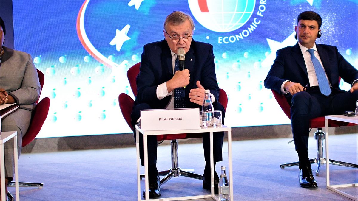 – W wielu krajach starsi ludzie byli pomijani, byli wręcz skazywani na śmierć – mówił Gliński, nawiązując do tego, jak poszczególne kraje rozwiązywały kryzys w systemie ochrony zdrowia 