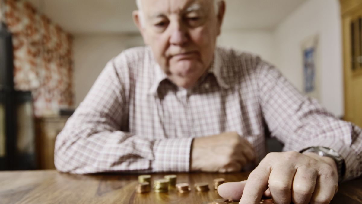 Opiekun starszego pana przekonywał, że ten sam z siebie przepisał na niego mieszkanie (zdjęcie poglądowe)