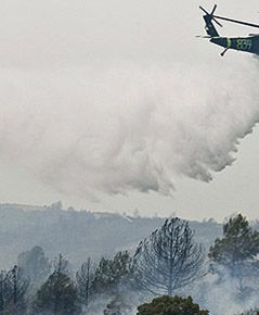 Kalifornia płonie - strażacy walczą