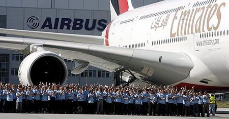 Pierwszy Airbus A380 w służbie Emiratów