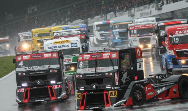 Ciężarówki ścigają się na legendarnym torze Formuły 1