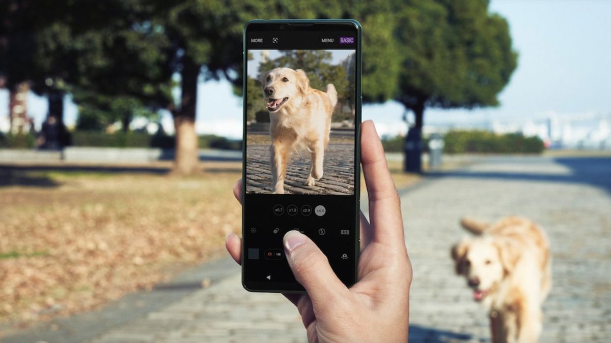 Sony stawia na teleobiektyw ze zmiennym zoomem. Xperia 1 III i Xperia 5 III oficjalnie 1