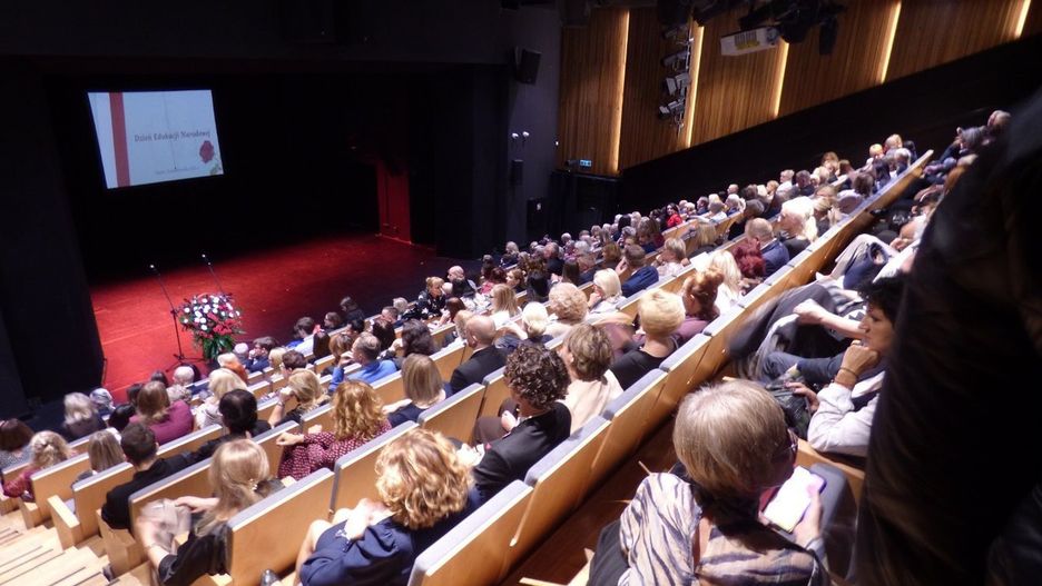 W Nowym Teatrze im. Witkacego w Słupsku odbyły się wojewódzkie obchody Dnia Edukacji Narodowej. Uroczystość, która rozpoczęła się o godzinie 12:00, połączyła święto edukacji z jubileuszem 80-lecia słupskiej oświaty.