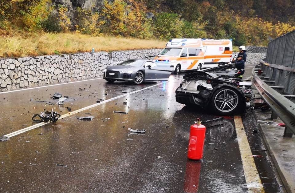 Audi R8 rozpadło się na dwie części.