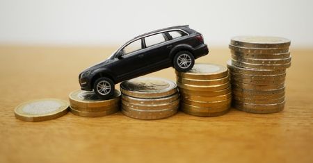 Zakaz sprzedaży nowych aut spalinowych. Co na to kierowcy?