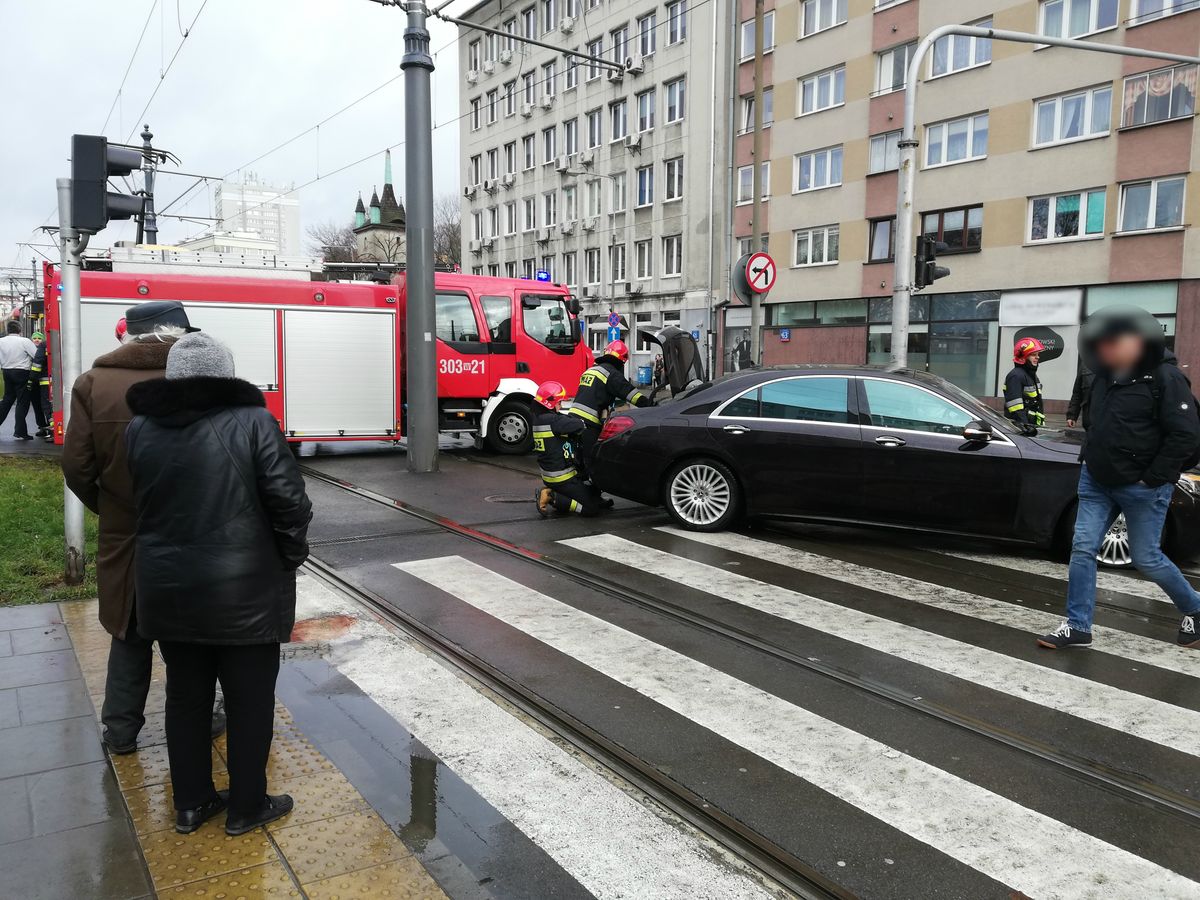 Niebezpieczne zdarzenie w Warszawie. Tramwaj zderzył się z samochodem na Mokotowie