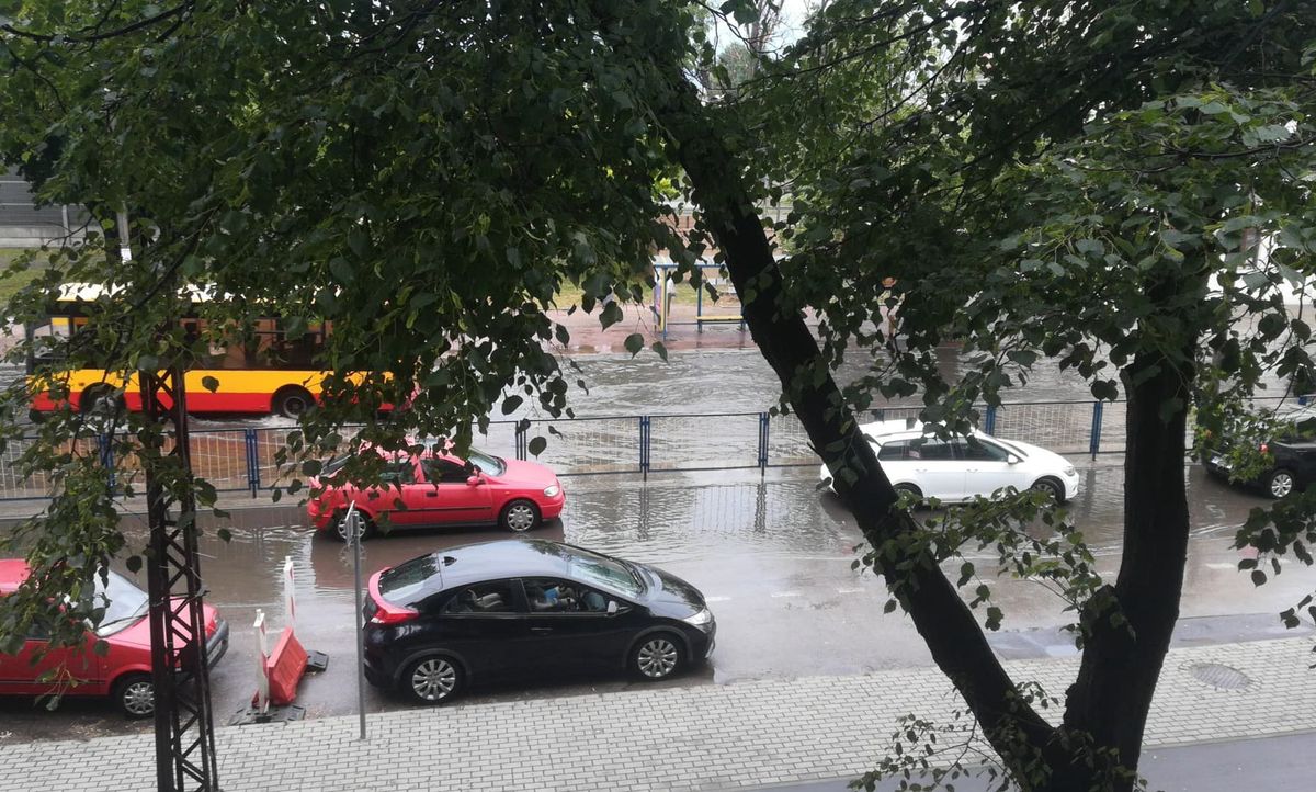 Pogoda. Gdzie jest burza? Gwałtowna ulewa w Warszawie i okolicach. IMGW ostrzega: burze z gradem w 12 regionach