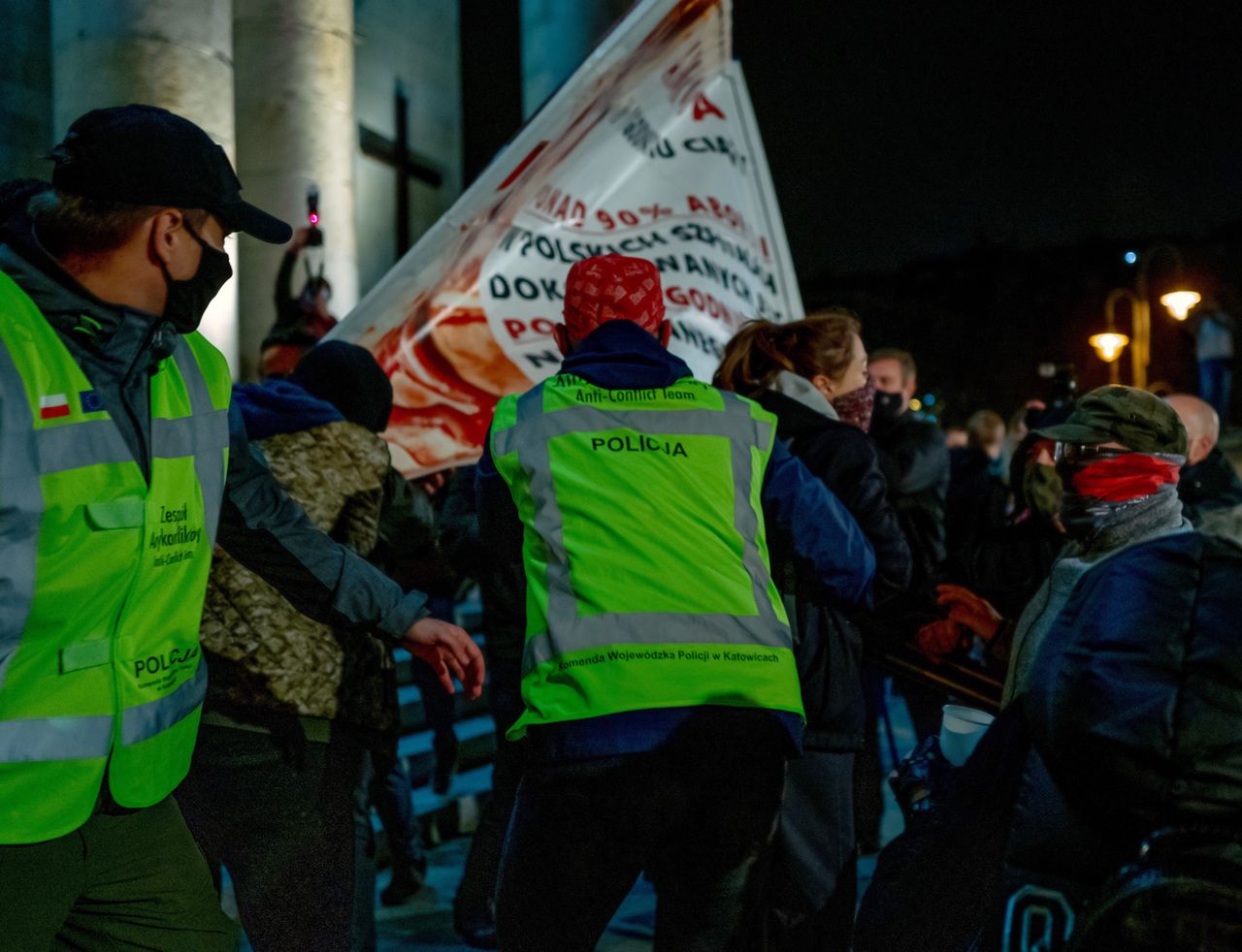 Strajk kobiet. Przed katedrą Chrystusa Króla w Katowicach doszło do przepychanek