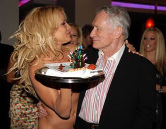 Pamela zatańczyła nago na kolanach Hugh Hefnera!