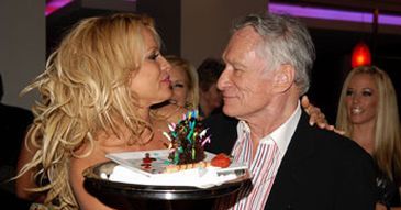 Pamela zatańczyła nago na kolanach Hugh Hefnera!