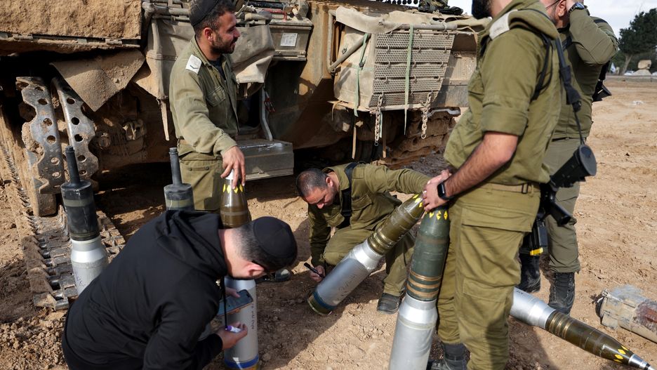 An Israeli soldier writes on tank shells Hebrew inscriptions at an army gathering along the border with Gaza, 21 November 2023. As part of Israel's 'ground operations' in the Gaza Strip, Israeli military aircraft struck approximately 250 Hamas targets over the last day, the IDF announced on 21 November. More than 12,000 Palestinians and at least 1,200 Israelis have been killed, according to the Israel Defense Forces (IDF) and the Palestinian health authority, since Hamas militants launched an attack against Israel from the Gaza Strip on 07 October, and the Israeli operations in Gaza and the West Bank which followed it. EPA/ATEF SAFADI Dostawca: PAP/EPA.