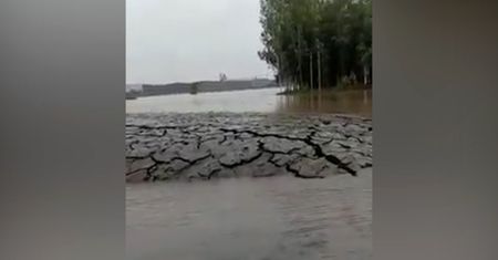 Pęczniejąca ziemia. To nagranie z Indii pobija Internet