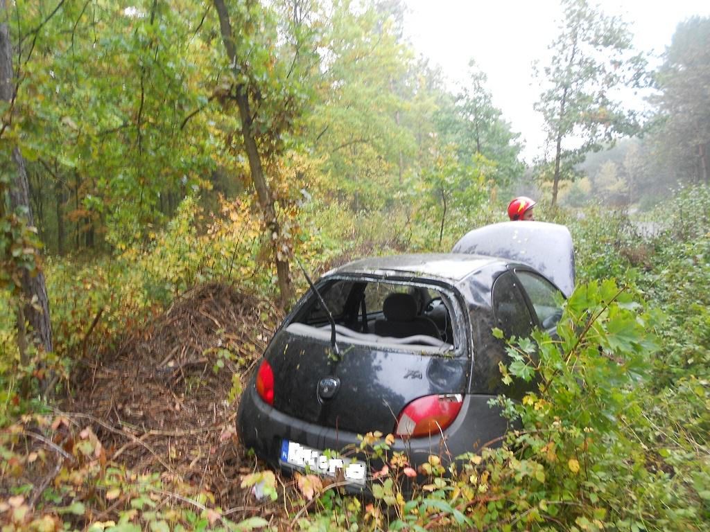 Samochód dachował w lesie. W środku było 5 miesięczne dziecko