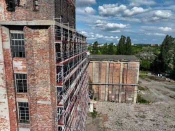 Wielkie rusztowanie na ścianie dawnej elektrowni Garbary w Poznaniu. Czy to sygnał, że wkrótce ruszy budowa osiedla na Ostrowie Tumskim?