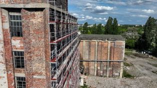 Wielkie rusztowanie na ścianie dawnej elektrowni Garbary w Poznaniu. Czy to sygnał, że wkrótce ruszy budowa osiedla na Ostrowie Tumskim?