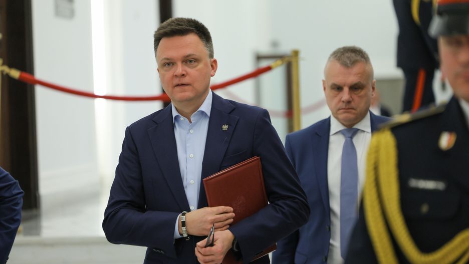 Warszawa, 27.11.2024. Marszałek Szymon Hołownia (L) w dodze na konferencję prasową w Sejmie w Warszawie, 27 bm. Sejm wznowił obrady. Zajmie się rządowymi projektami ustaw - ws. obniżenia składki zdrowotnej oraz zamrożenia cen energii. Posłowie będą też pracować nad projektem Lewicy zakładającym, że Wigilia będzie dniem wolnym od pracy. (jm) PAP/Rafał Guz