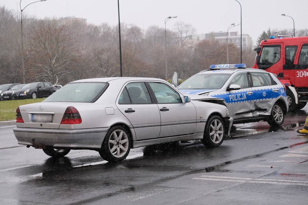 Zderzenie radiowozu z mercedesem na al. Solidarności w Lublinie