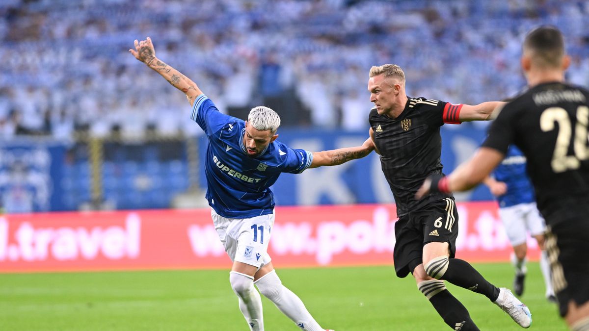 PAP / Jakub Kaczmarczyk / Na zdjęciu: zawodnik Lecha Poznań Kristoffer Velde (z lewej) i Roman Prochazka (z prawej) ze Spartaka Trnawa 