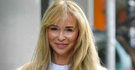 Fani rozpływają się nad 54-letnią Joanną Przetakiewicz pozującą w kremowym BIKINI nad brzegiem oceanu (FOTO)